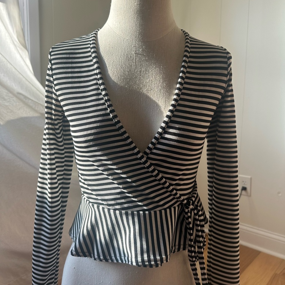 BOOHOO Deep V-Neck shirt - Sz 2 (runs more like 0-2)